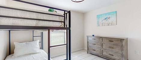 3 habitaciones, tabla de planchar con plancha, wifi y ropa de cama