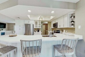 Fridge, microwave, oven, stovetop - Luxurious pool home close to the beach, family friendly with AC and WIFI (Englewood)