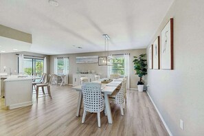 Dining - Luxurious pool home close to the beach, family friendly with AC and WIFI (Englewood)