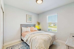 3 bedrooms, iron/ironing board, WiFi, bed sheets - Coastal duplex with internet, washer and dryer, and dog friendly (Englewood)