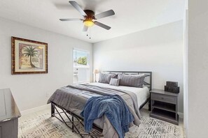 3 bedrooms, iron/ironing board, WiFi, bed sheets - Coastal duplex with internet, washer and dryer, and dog friendly (Englewood)