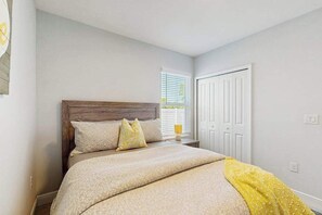 3 bedrooms, iron/ironing board, WiFi, bed sheets - Coastal duplex with internet, washer and dryer, and dog friendly (Englewood)