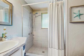 Shower, hair dryer, towels - Cozy retreat with fenced yard, boat dock, and washer & dryer (Englewood)