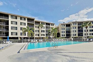 Pool - Corner Unit Condo with Private Balcony, and Shared Pool - Walk to Beach (Fort Myers Beach)