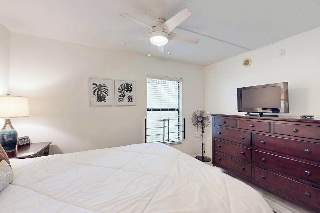 2 bedrooms, desk, iron/ironing board, WiFi