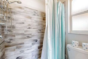 Shower, hair dryer, towels - Renovated dog-friendly home near beach with private pool, screened lanai, grill (Englewood)