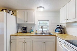 Fridge, microwave, oven, stovetop - Dog-friendly hideaway with bikes, patio, grill, streaming, central AC, & W/D (Fort Myers)