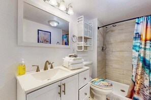 Shower, hair dryer, towels - Dog-friendly hideaway with bikes, patio, grill, streaming, central AC, & W/D (Fort Myers)