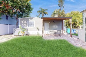Outdoor dining - Dog-friendly hideaway with bikes, patio, grill, streaming, central AC, & W/D (Fort Myers)