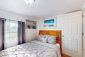 2 bedrooms, desk, iron/ironing board, WiFi - Dog-friendly hideaway with bikes, patio, grill, streaming, central AC, & W/D (Fort Myers)