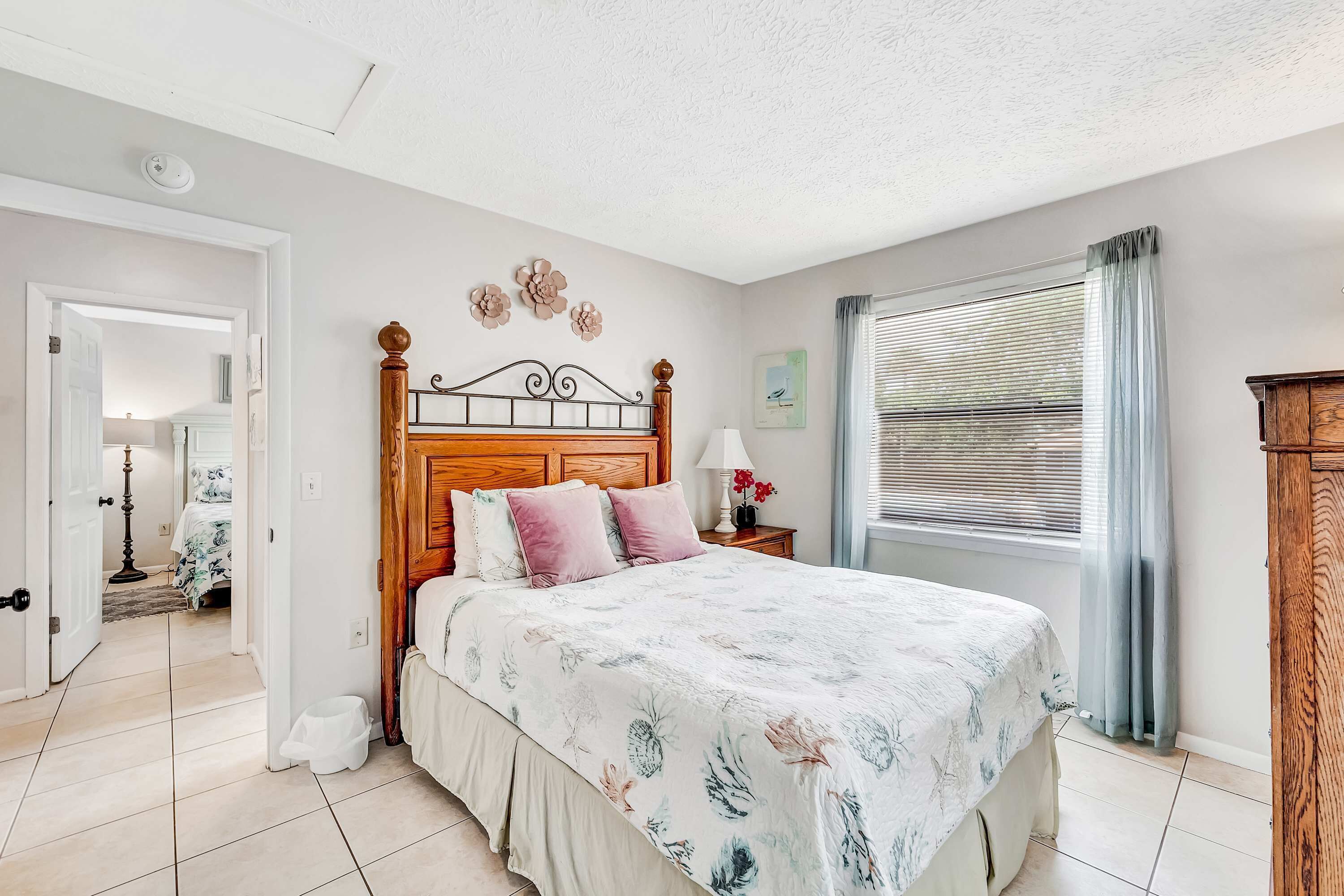 2 quartos, ferros/tábuas de passar roupa, acesso à internet