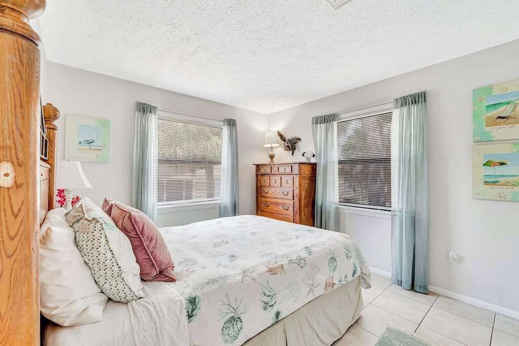 2 bedrooms, iron/ironing board, internet, bed sheets