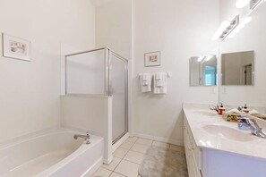 Shower, towels - Quiet Fort Myers Getaway with Private, Screened-In Pool; Close to Beaches & Golf (Fort Myers)