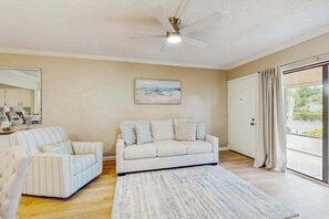TV, offices - First-floor condo with shared pool, washer & dryer, beach access (Marco Island)
