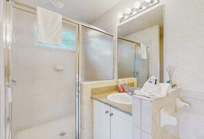 Een douche, een haardroger, handdoeken