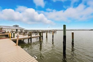Marina - Oceanview Condo Comfort with Pool, Beach Access & Boat Dock (Marco Island)