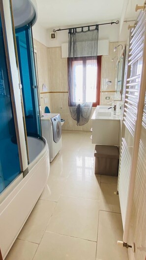 Dusche, Haartrockner, Bidet, Handtücher