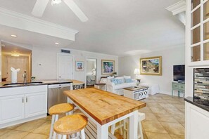 Interior - Charming waterfront condo with spacious balcony, pools, Jacuzzis & tennis courts (Marco Island)