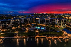 Pool - Charming waterfront condo with spacious balcony, pools, Jacuzzis & tennis courts (Marco Island)