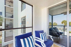 Terrace/patio - Charming waterfront condo with spacious balcony, pools, Jacuzzis & tennis courts (Marco Island)