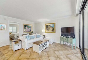 TV, offices - Charming waterfront condo with spacious balcony, pools, Jacuzzis & tennis courts (Marco Island)