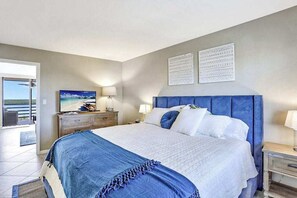 1 bedroom, WiFi, bed sheets - Amazing oceanfront condo with pool, hot tub, dock, & views - snowbird-friendly (Marco Island)