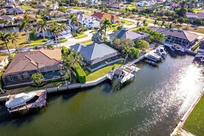 Zona residencial con casas, un muelle y un bote.