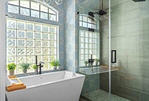 Shower, hair dryer, towels - Waterfront house with private pool, dock, bikes, firepit, kayak & lanai (Marco Island)