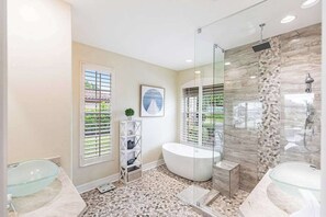 Shower, hair dryer, towels, shampoo - Luxurious, waterfront home with private pool/spa (Marco Island)