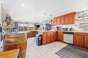 Fridge, microwave, oven, stovetop - Waterfront home with kayaks, washer/dryer & fast WiFi (Goodland)