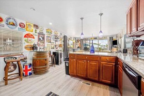 Fridge, microwave, oven, stovetop - Waterfront home with kayaks, washer/dryer & fast WiFi (Goodland)