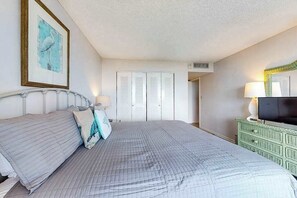 2 bedrooms, iron/ironing board, travel cot, WiFi - Coastal Condo W/ Beach Access, Shared Pool, Private Balcony & Fast WiFi (Marco Island)