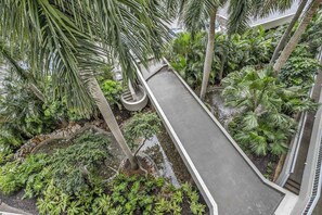 Property grounds - Coastal Condo W/ Beach Access, Shared Pool, Private Balcony & Fast WiFi (Marco Island)
