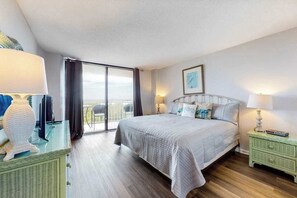 2 bedrooms, iron/ironing board, travel cot, WiFi - Coastal Condo W/ Beach Access, Shared Pool, Private Balcony & Fast WiFi (Marco Island)