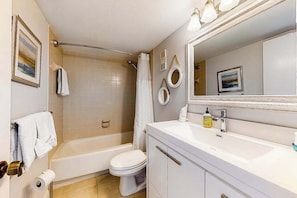 Douche, sèche-cheveux, serviettes fournies, shampoing
