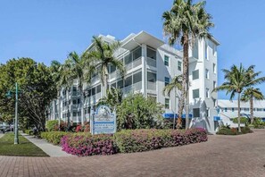 Exterior - Renovated condo with screened balcony, AC, & shared pool/spa/sundeck (Marco Island)