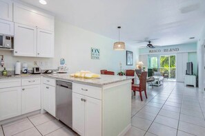 Fridge, microwave, oven, stovetop - Renovated condo with screened balcony, AC, & shared pool/spa/sundeck (Marco Island)