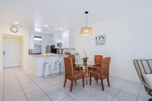 Dining - Renovated condo with screened balcony, AC, & shared pool/spa/sundeck (Marco Island)