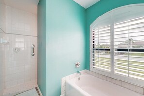 Shower, hair dryer, towels - Stylish Beach Getaway | Private Pool & Alfresco Dining Area | Walk to Beach (Marco Island)
