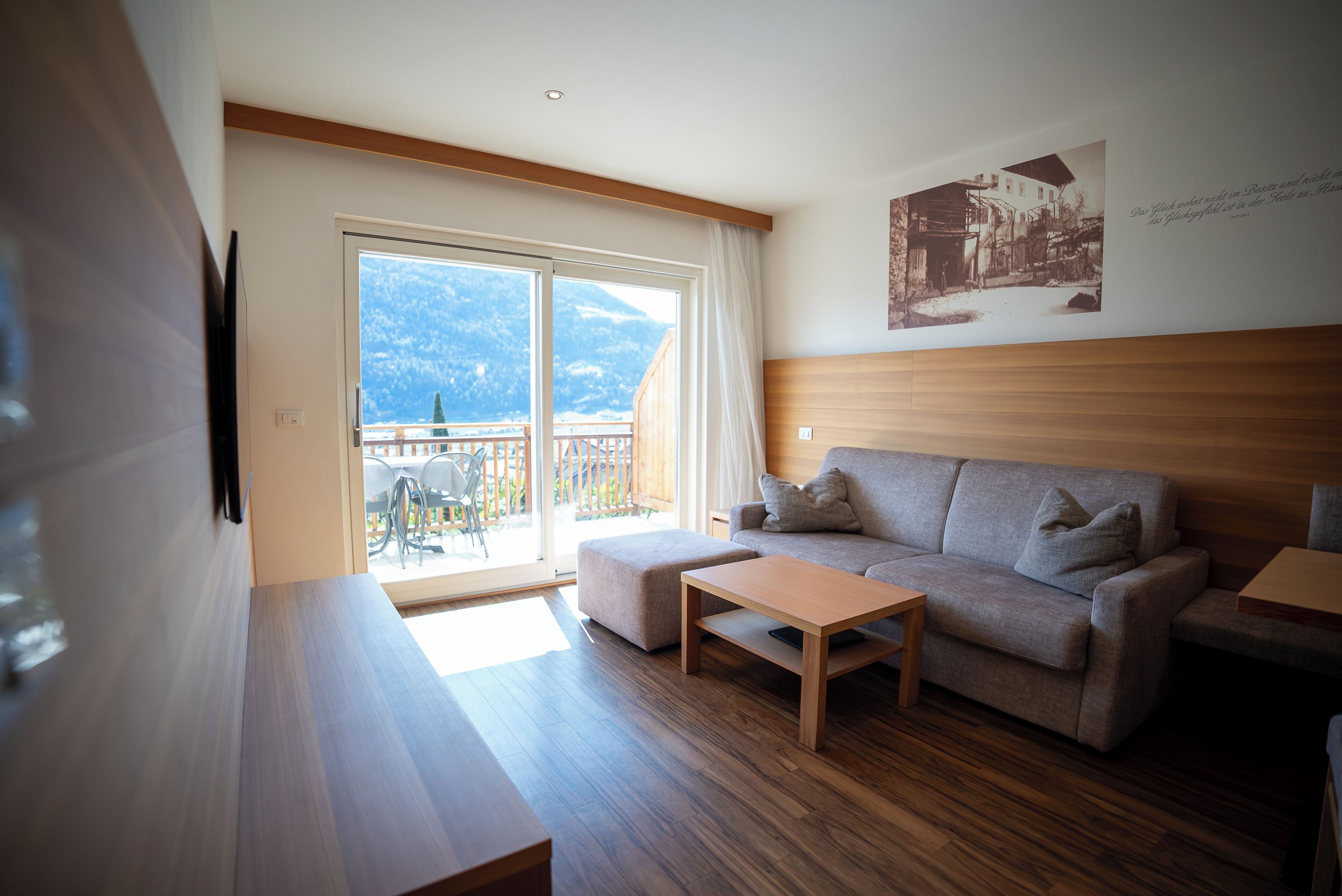 Appartement Classique, 1 chambre | Coin séjour | Télévision à écran plat de 52 pouces avec chaînes par satellite