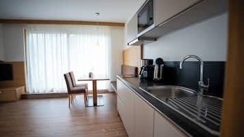 Apartamento exclusivo, 1 habitación | Cocina privada | Frigorífico, microondas, placa de cocina y lavavajillas