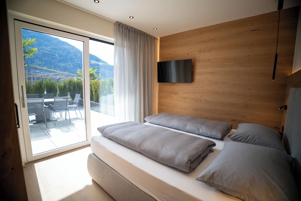 Deluxe Apartment, 2 Bedrooms | Hypo-allergenic bedding, in-room safe, soundproofing, free WiFi