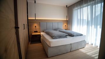 Apartemen Deluks, 1 Tempat Tidur Double | Seprai antialergi, brankas, kedap suara, dan Wi-Fi gratis