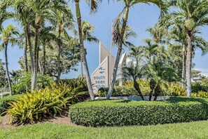 Property grounds - Gulf-Front Condo on Tigertail Beach w/ Sunset Views, Balcony, Shared Pool/Tennis (Marco Island)