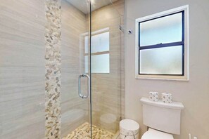 Shower, hair dryer, towels - Pet-Friendly home with private pool, enclosed yard, fire pit and bikes (Naples)