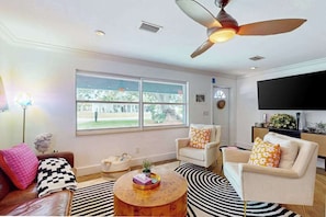 TV - Updated home near beach/golf with private yard, firepit, & home office (Naples)
