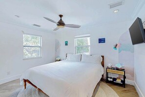 2 bedrooms, desk, iron/ironing board, WiFi - Updated home near beach/golf with private yard, firepit, & home office (Naples)