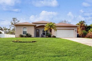 Exterior - Relaxing Snowbird-Friendly Retreat Near Golf, Beaches & Outdoor Fun (North Port)