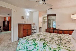 2 bedrooms, Internet, bed sheets - Relax, Work, or Play in this Retro Waterfront Home with Sunsets & Private Dock (Port Charlotte)