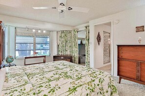2 bedrooms, Internet, bed sheets - Relax, Work, or Play in this Retro Waterfront Home with Sunsets & Private Dock (Port Charlotte)